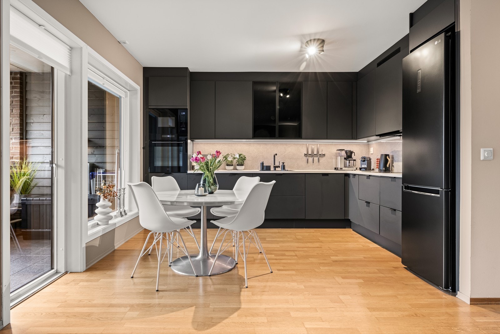 Nytt kjøkken fra 2025 med glatte fronter og laminat benkeplate.
Foto: Fotoetcetera Galleribilde