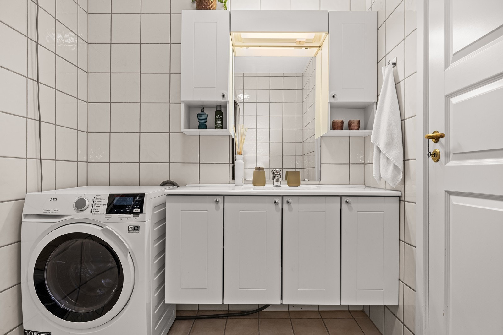 Badet har flislagte vegger og gulv, samt elektriske varmekabler for komfort. Galleribilde