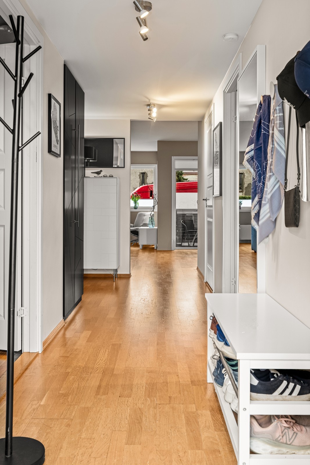 Fra entréen er det direkte tilkomst til stue og andre rom i boligen. Galleribilde