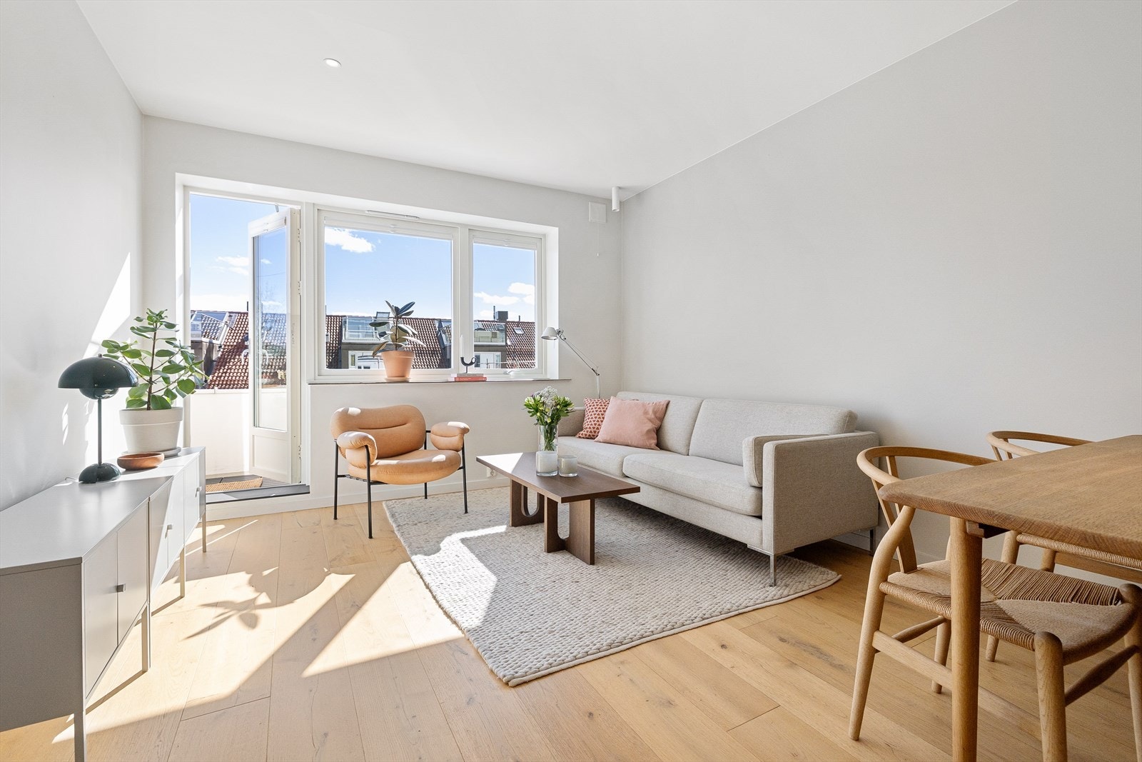 I stuen er det god plass til stor sofagruppe med tilhørende tv-møblement og sofabord. Galleribilde