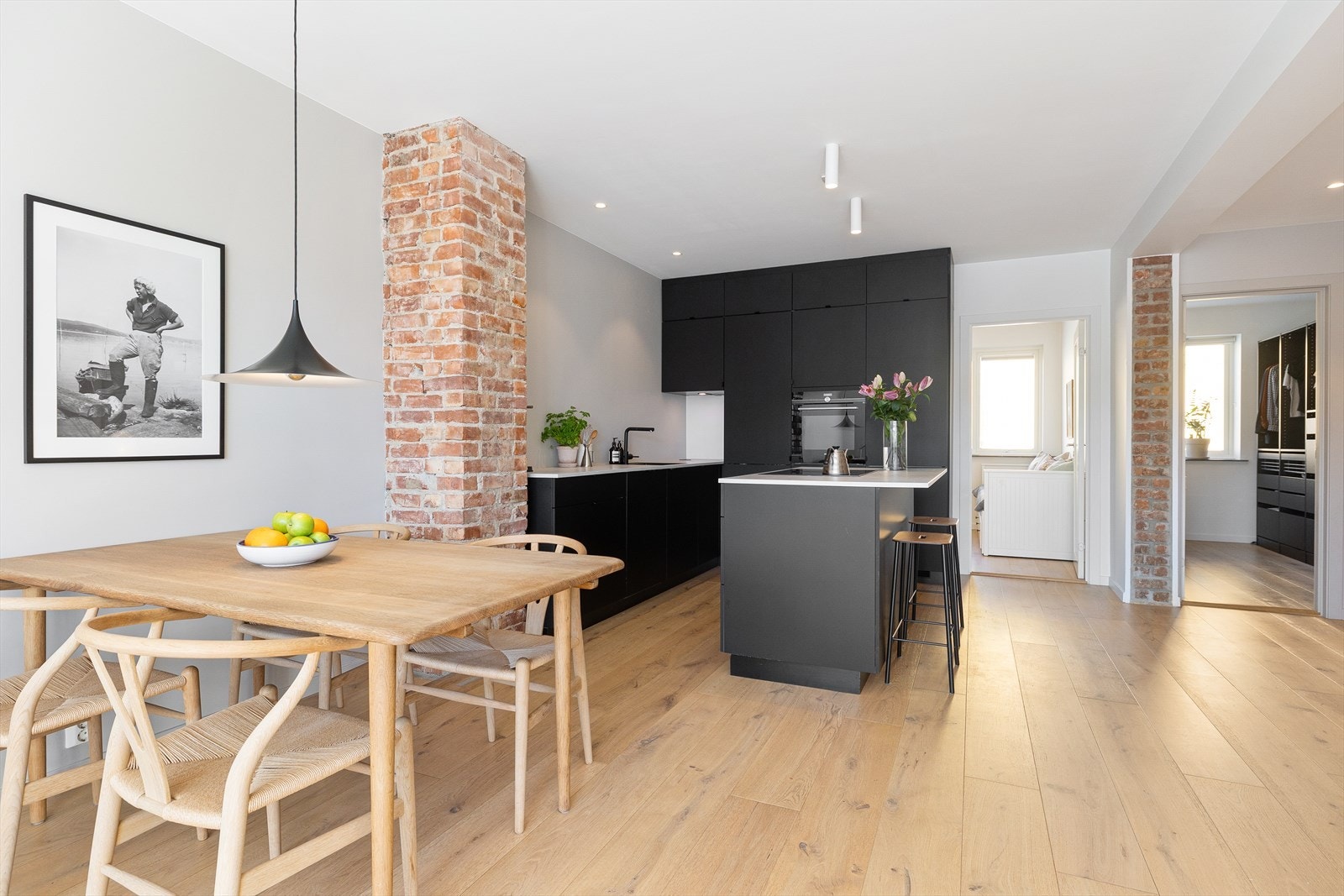Stilrent og moderne Kvik-kjøkken av god kvalitet med kjøkkenøy, tidløse materialer og rikelig med lagringsplass. Galleribilde