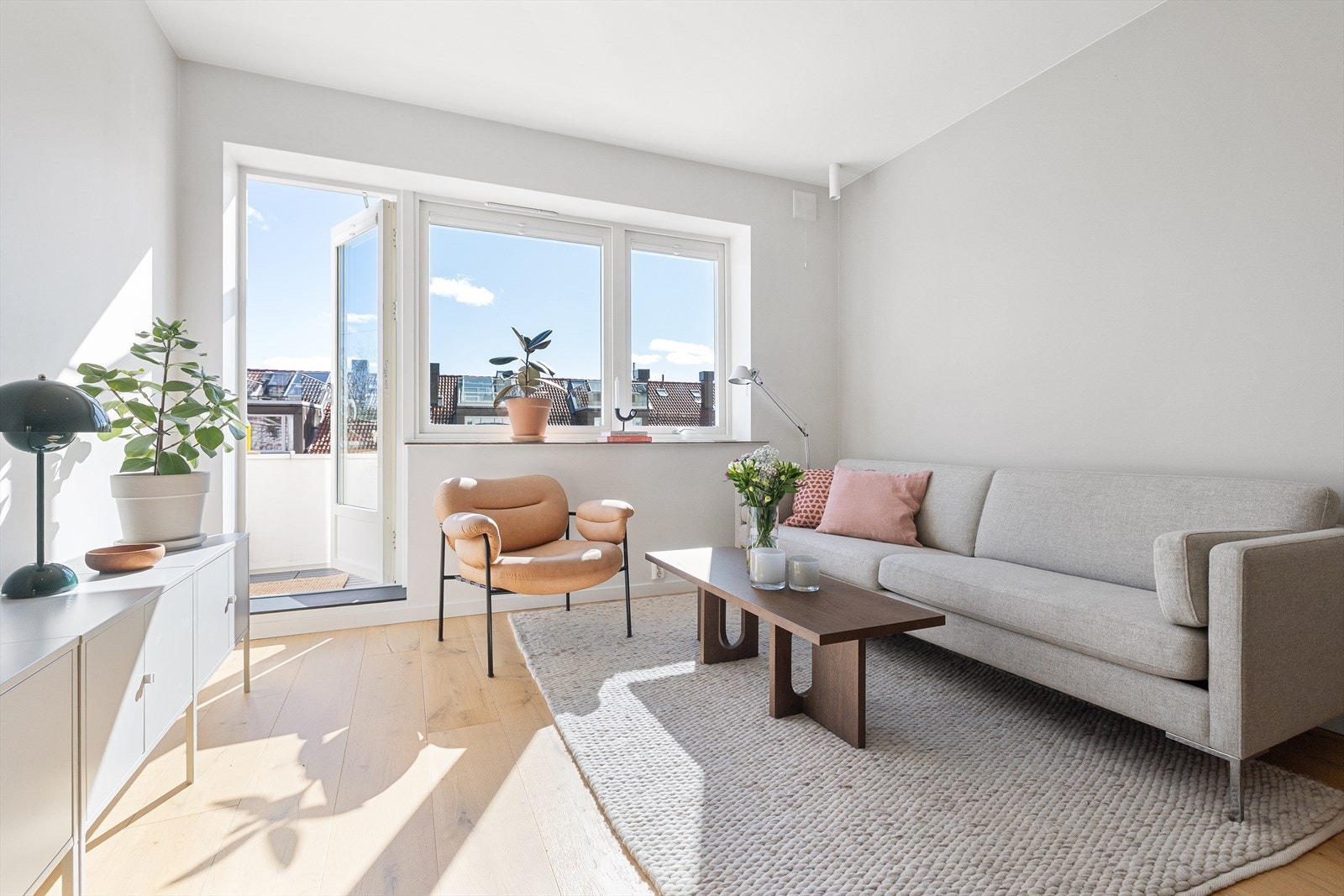 Leiligheten har en innbydende og lys stue med store vindusflater. Galleribilde