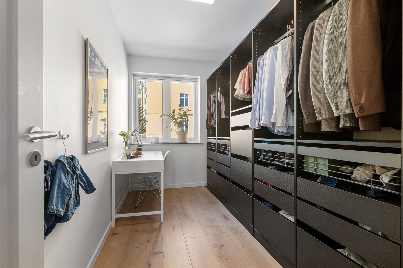 Soverom 3 er i dag innredet og brukt som omkledningsrom og kontor. Galleribilde