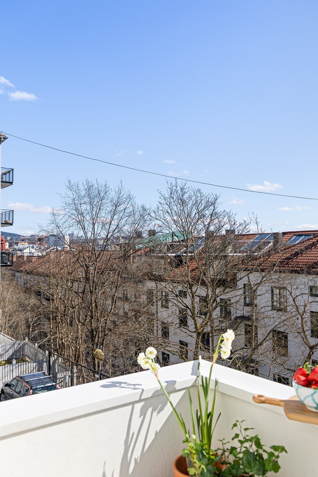 Selger opplyser at balkongen har morgen- og formiddagssol (fra ca. 06.30 til 15.30 i sommerhalvåret). Balkongen har åpent og fint utsyn uten sjenerende innsyn eller gjenboere. Galleribilde