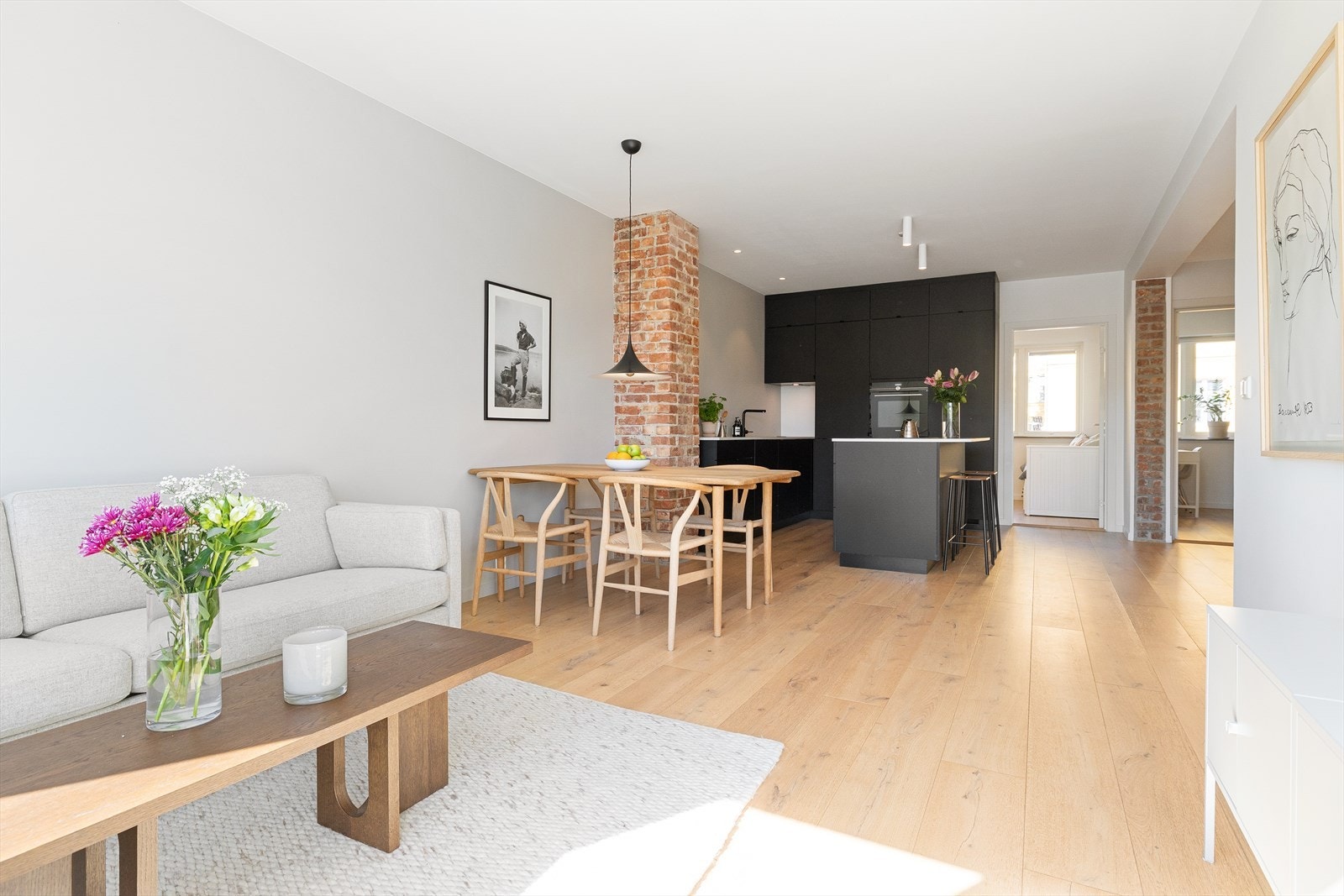 Rommet har overflater som består av vegger malt i en harmonisk fargetone, enstavs parkettgulv med varmefolie og downlights i himling. Galleribilde