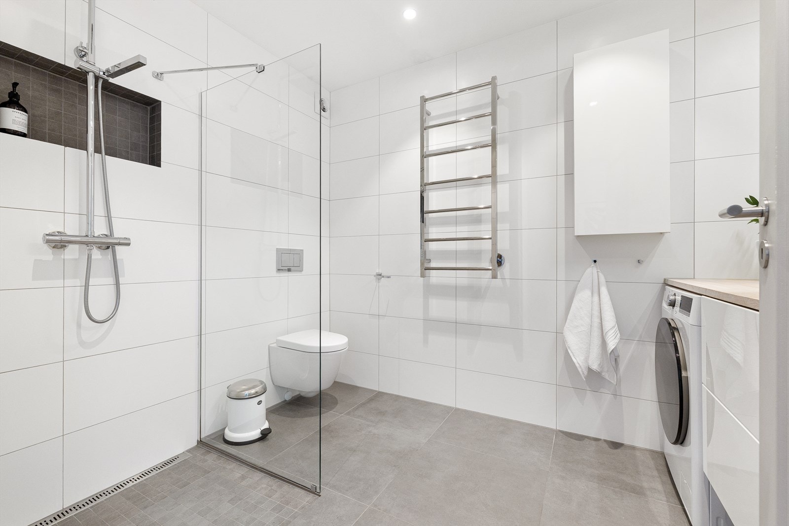 Delikat, tidløst og flislagt bad av god størrelse. Badet ble pusset opp i 2021. Galleribilde
