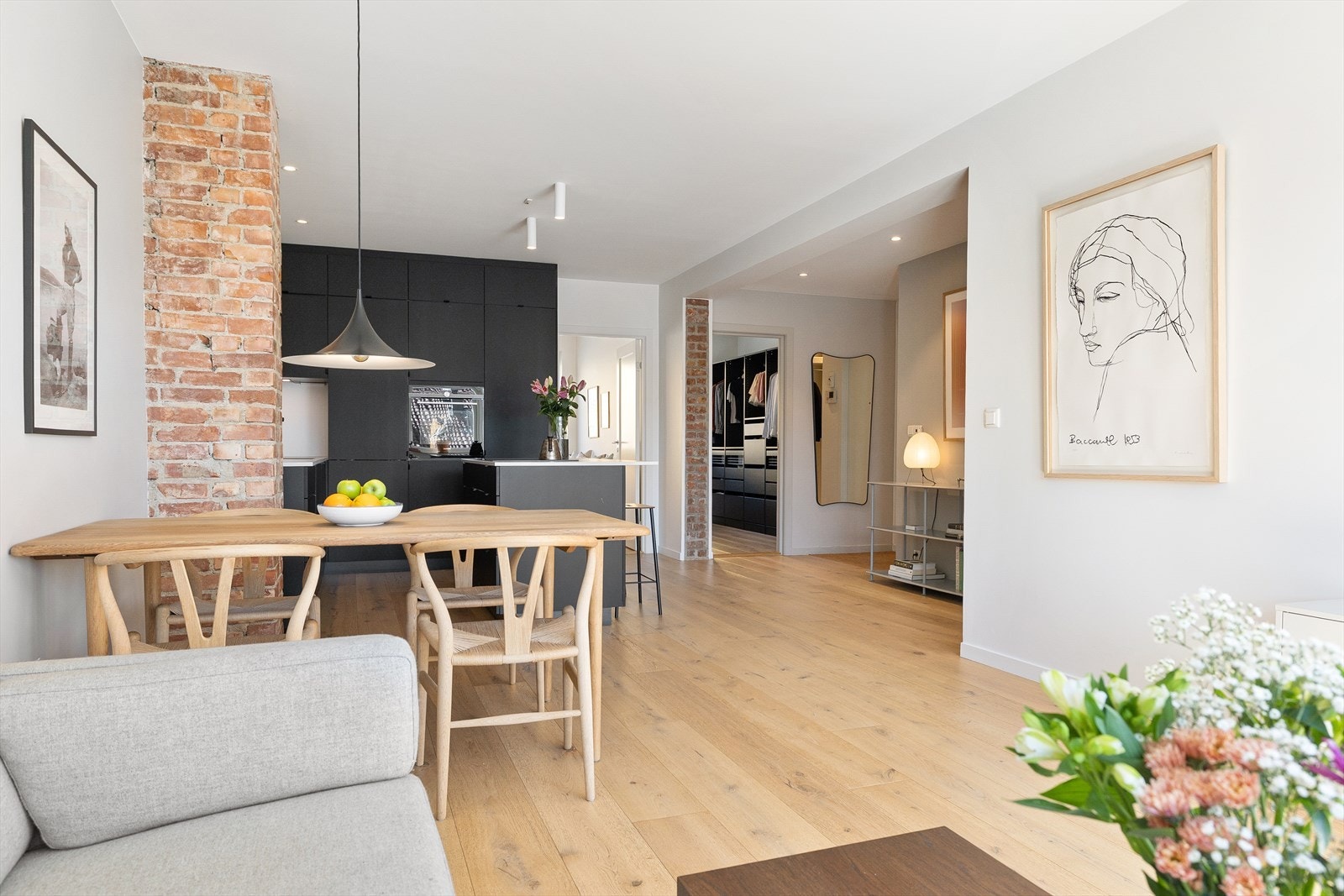 Ved kjøkkenet er det plass til stort spisebord. Galleribilde