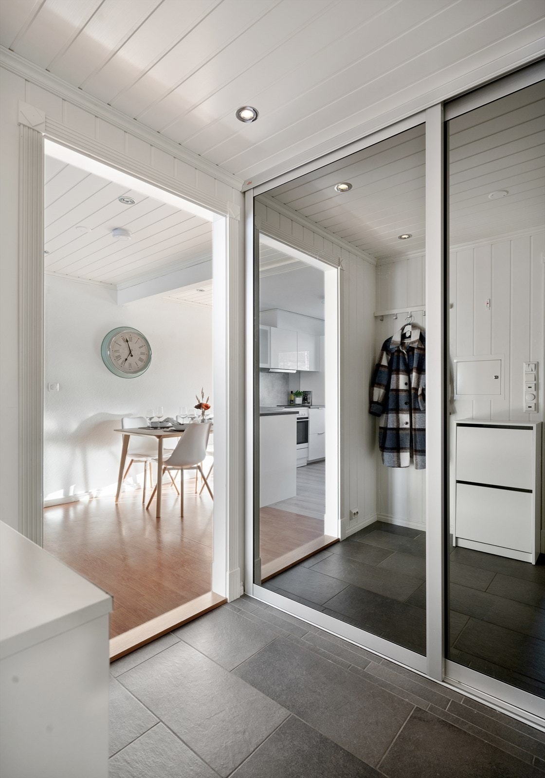 Entréen kan også by på en romslig skyvedørsgarderobe Galleribilde