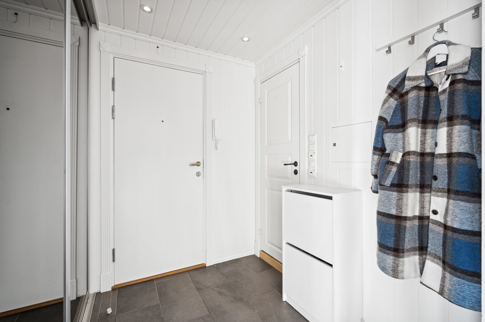 I entréen er det plass til å henge av seg yttertøy Galleribilde