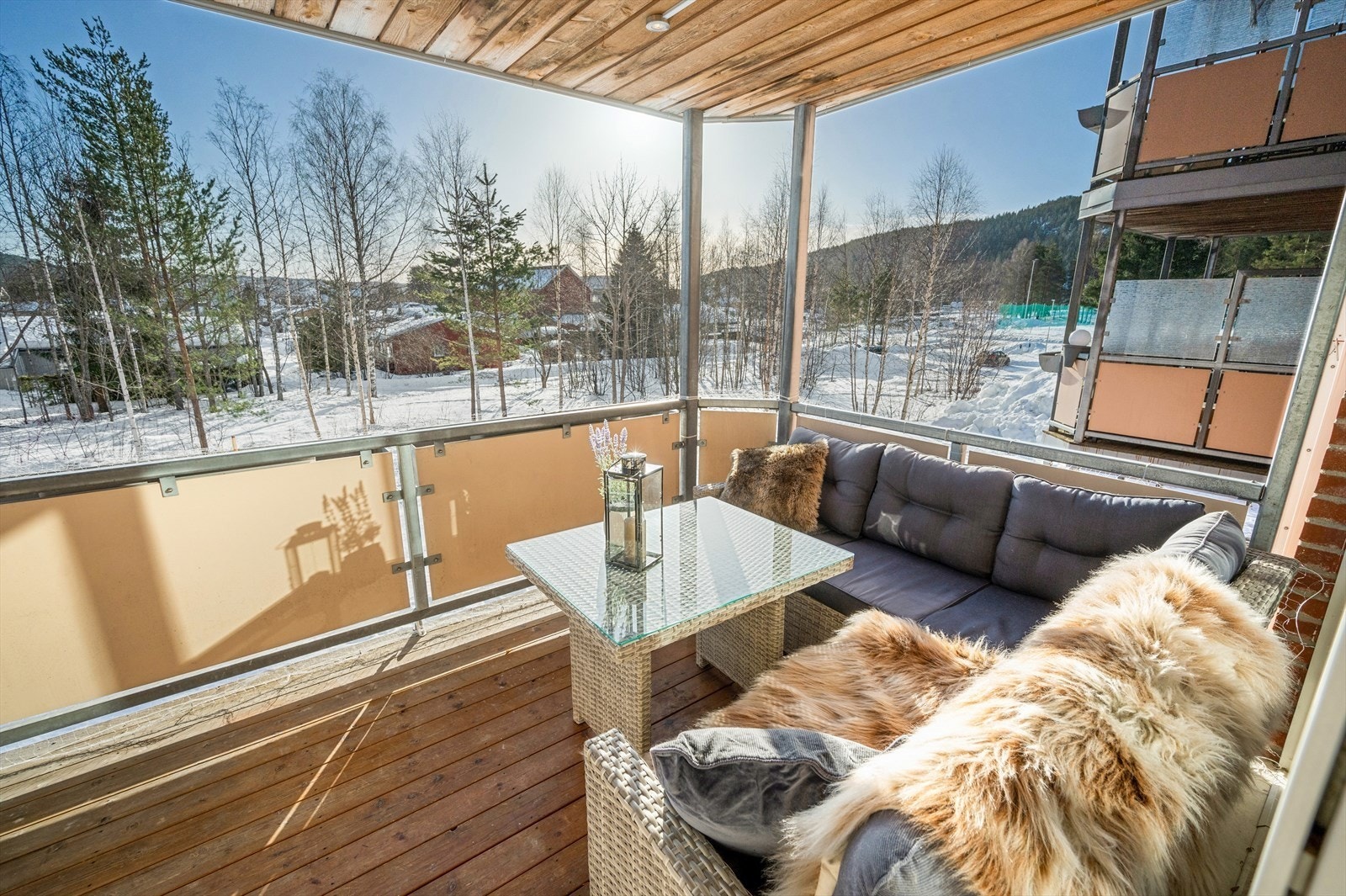 Det er god avstand til bebyggelsen foran, så balkongen er relativt skjermet Galleribilde