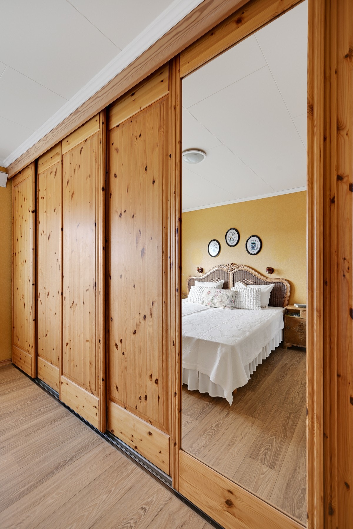 Her er det som vi ser en stor skyvedørsgarderobe Galleribilde