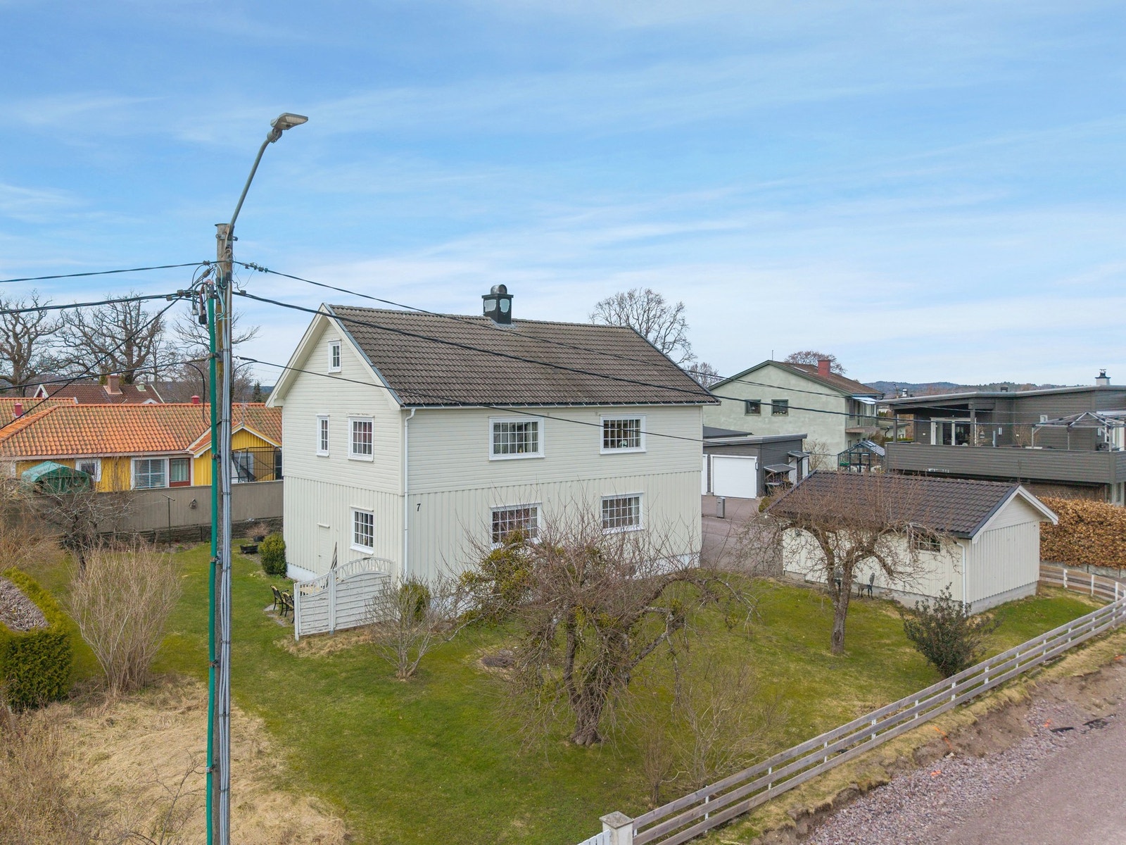 Solrik hagetomt i et rolig og barnevennlig boligstrøk Galleribilde