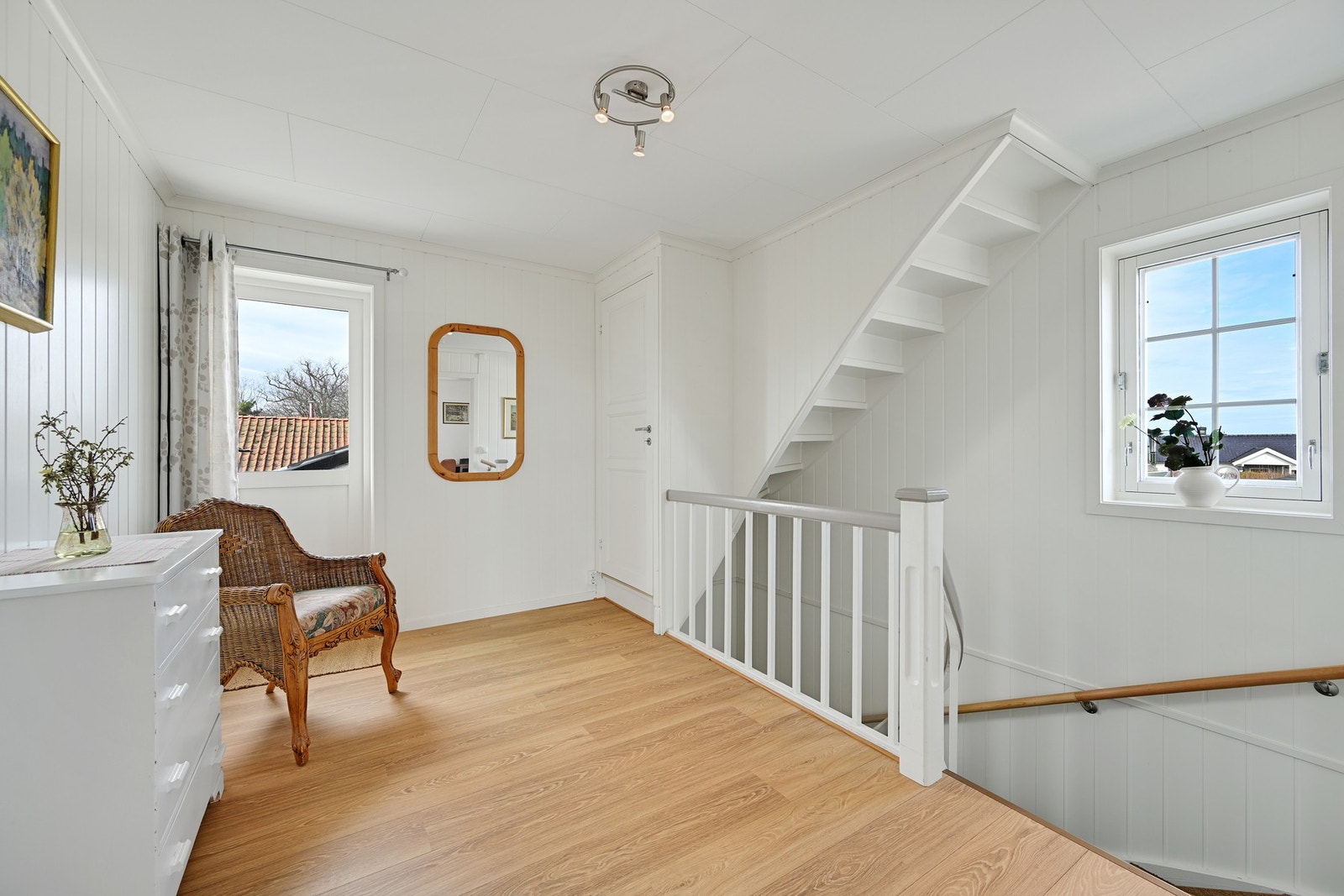 På toppen av trappa er det en gang med plass for pc el.l, det både trapp videre til loftet og utgang til en stor veranda Galleribilde