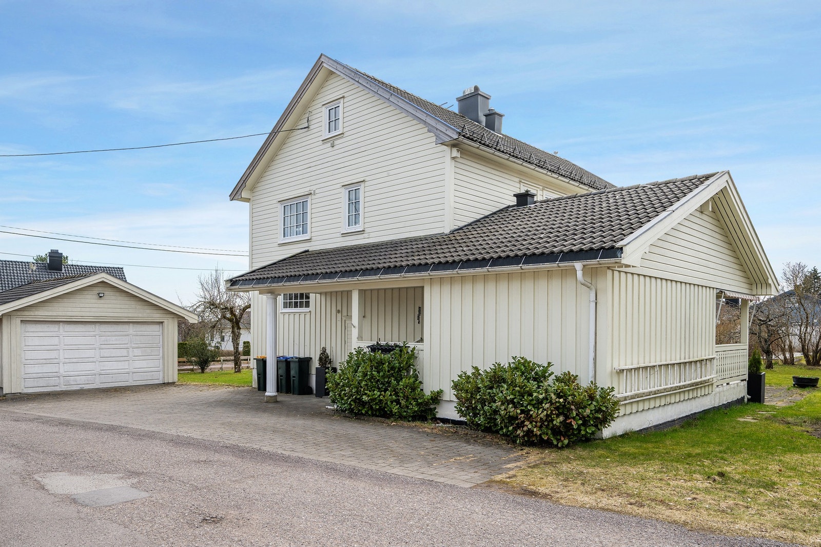 Romslig garasje med aut. portåpner Galleribilde