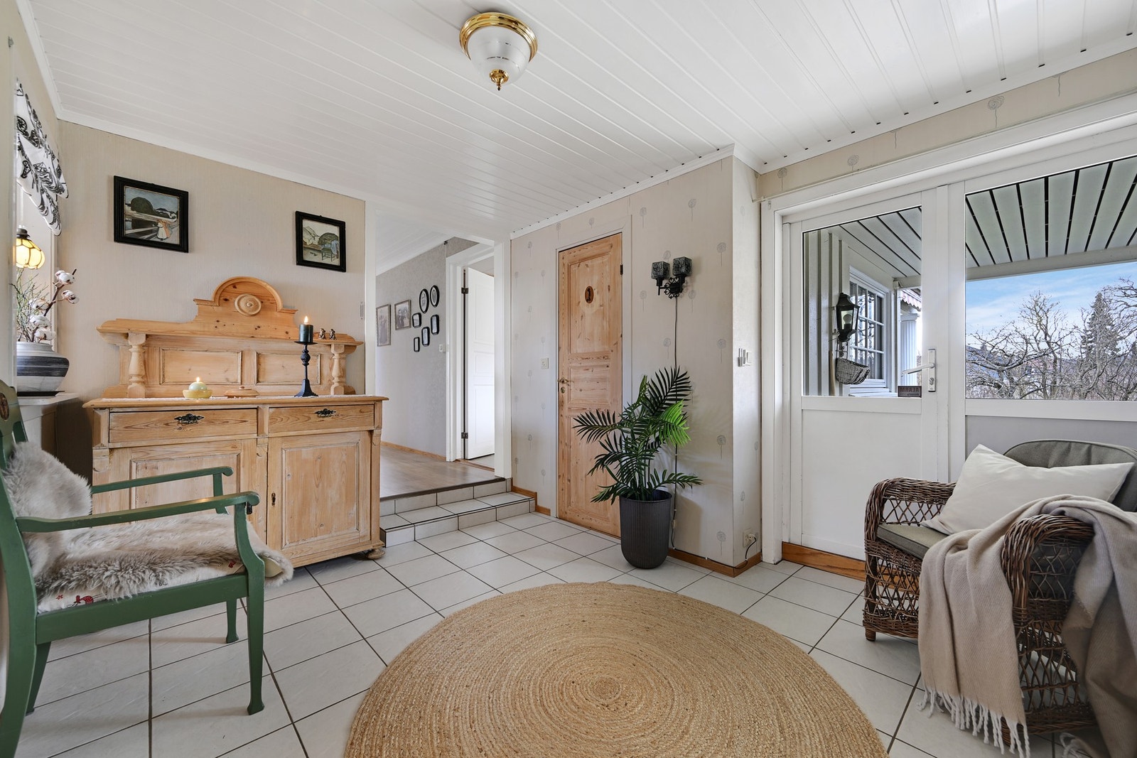 Stor entre med flislagt gulv/v.kabler og dør ut til en lun og deilig terrasse Galleribilde