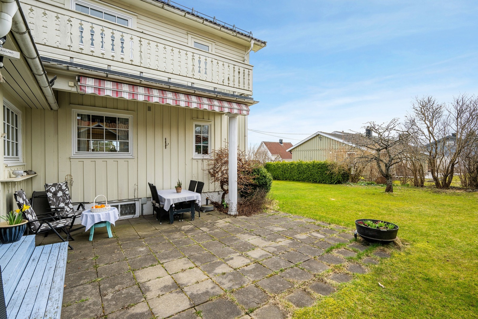 Hellelagt terrasse med markise Galleribilde