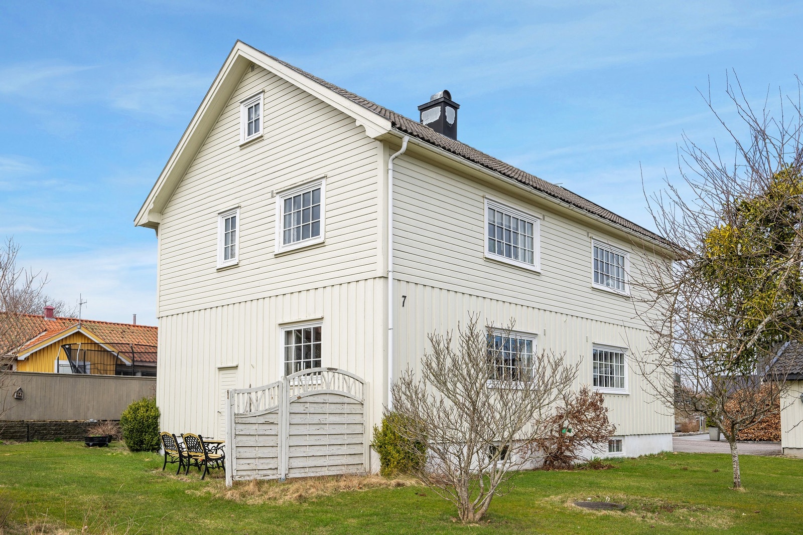 På tomten er det god plass for både lek, grønnsaksdyrking og drivhus Galleribilde