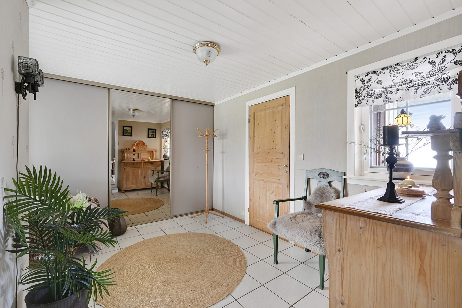 Vi fortsetter inn i entreen igjen - her er det som vi ser også en stor skyvedørdsgarderobe Galleribilde