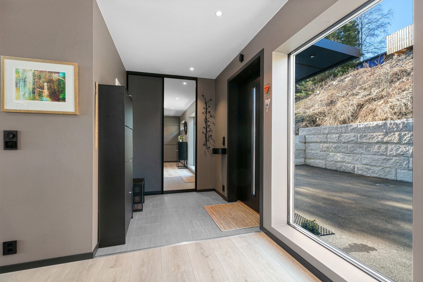 Hall/gang med skyvedørsgarderobe. Galleribilde