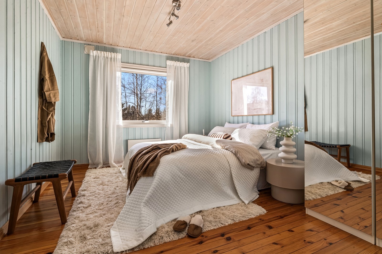 Leiligheten har to gode soverom med adkomst fra gang. Begge rommene har flotte tregulv og panel på vegger og i himling. Galleribilde