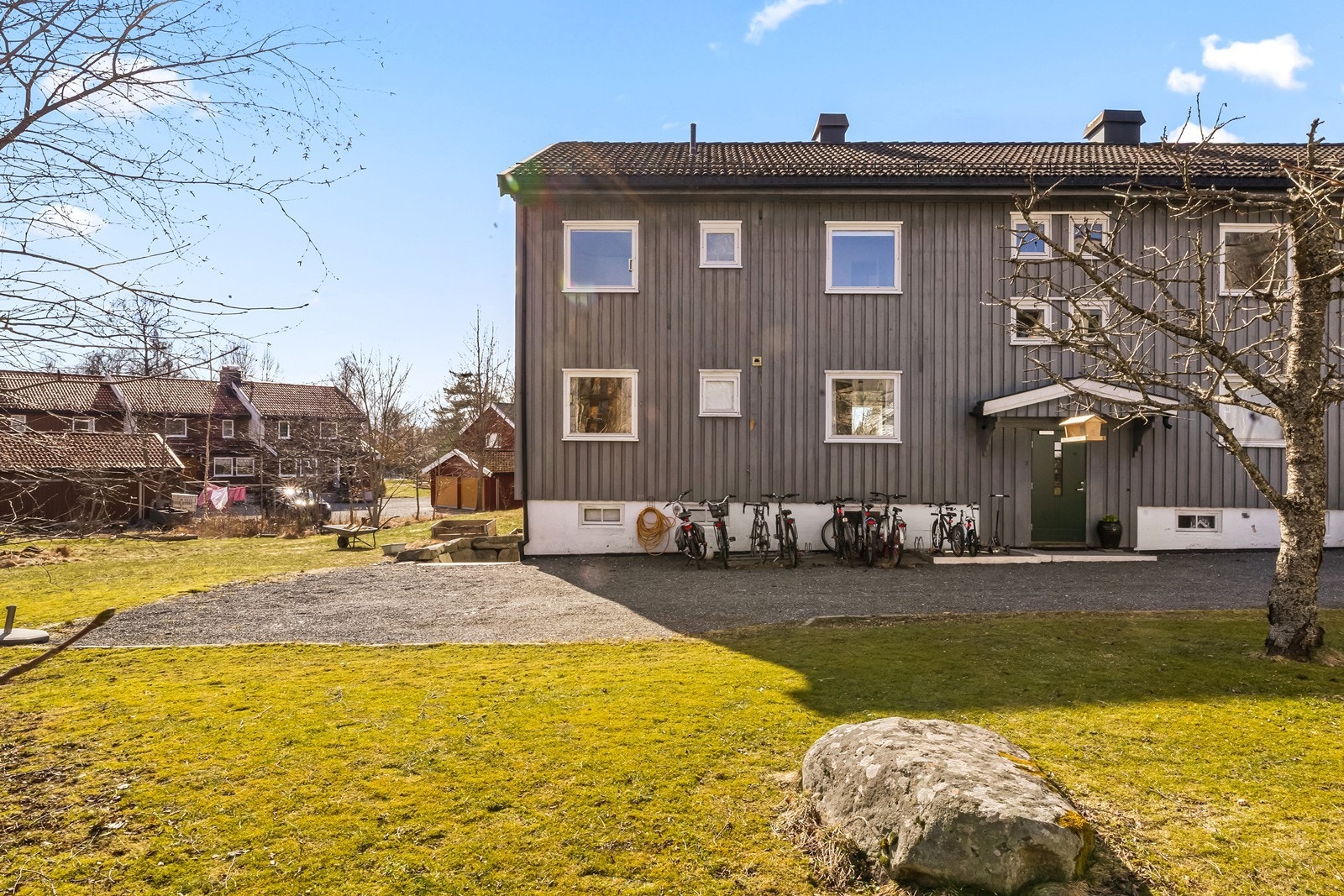 Det medfølger parkeringsplass utenfor boligen på gruset gårdsplass. Galleribilde