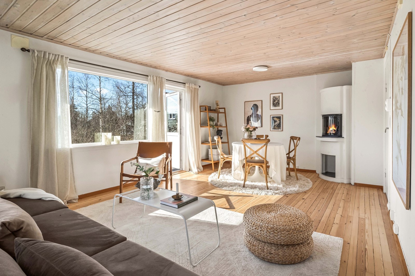 Rommet har god takhøyde og flere ulike møbleringsmuligheter for både sofagruppe, spisebord og øvrig innredning. Galleribilde