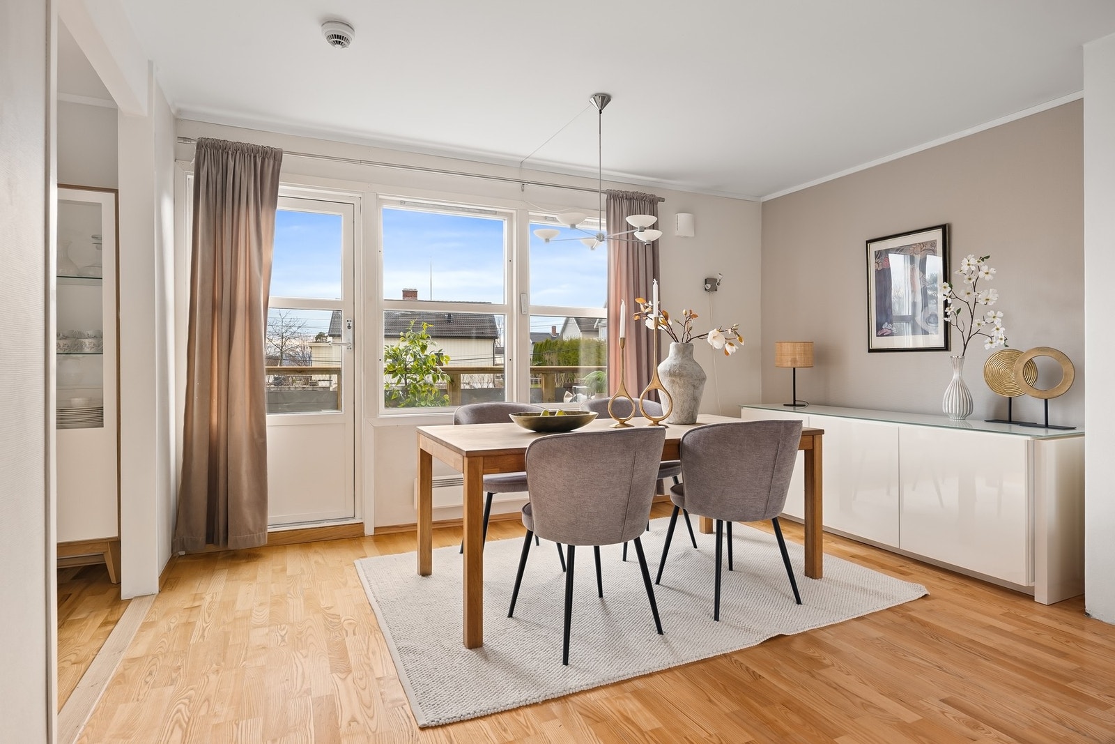 Spisestue med flott utsyn over villaområdet Galleribilde