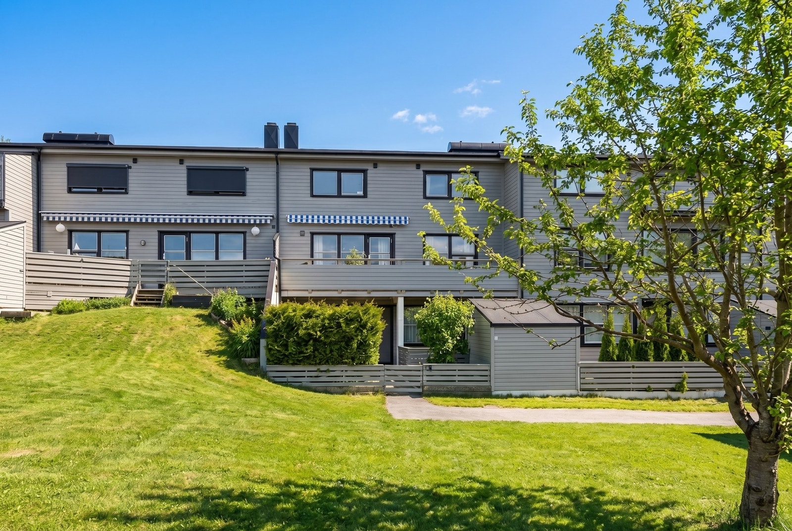 Boligen har en svært god intern beliggenhet. Boligens hovedterrasse ligger mot vest med svært gode solforhold Galleribilde