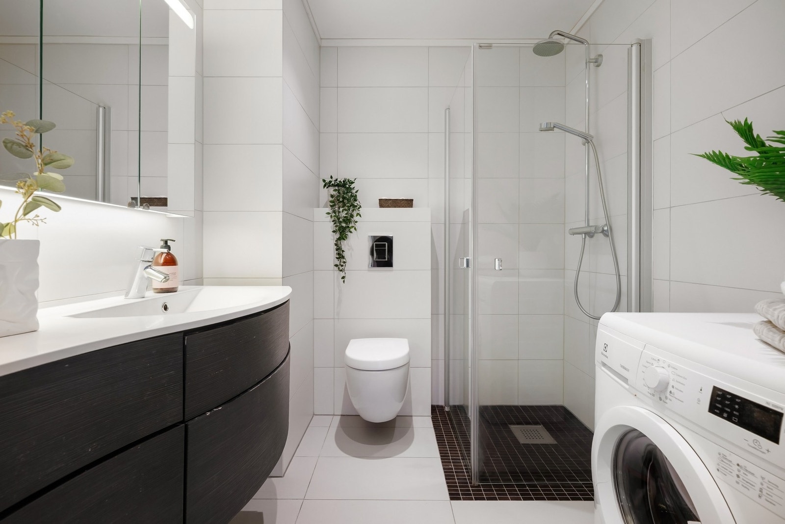 Pent flislagt baderom fra 2012 med gulvvarme og downlights Galleribilde
