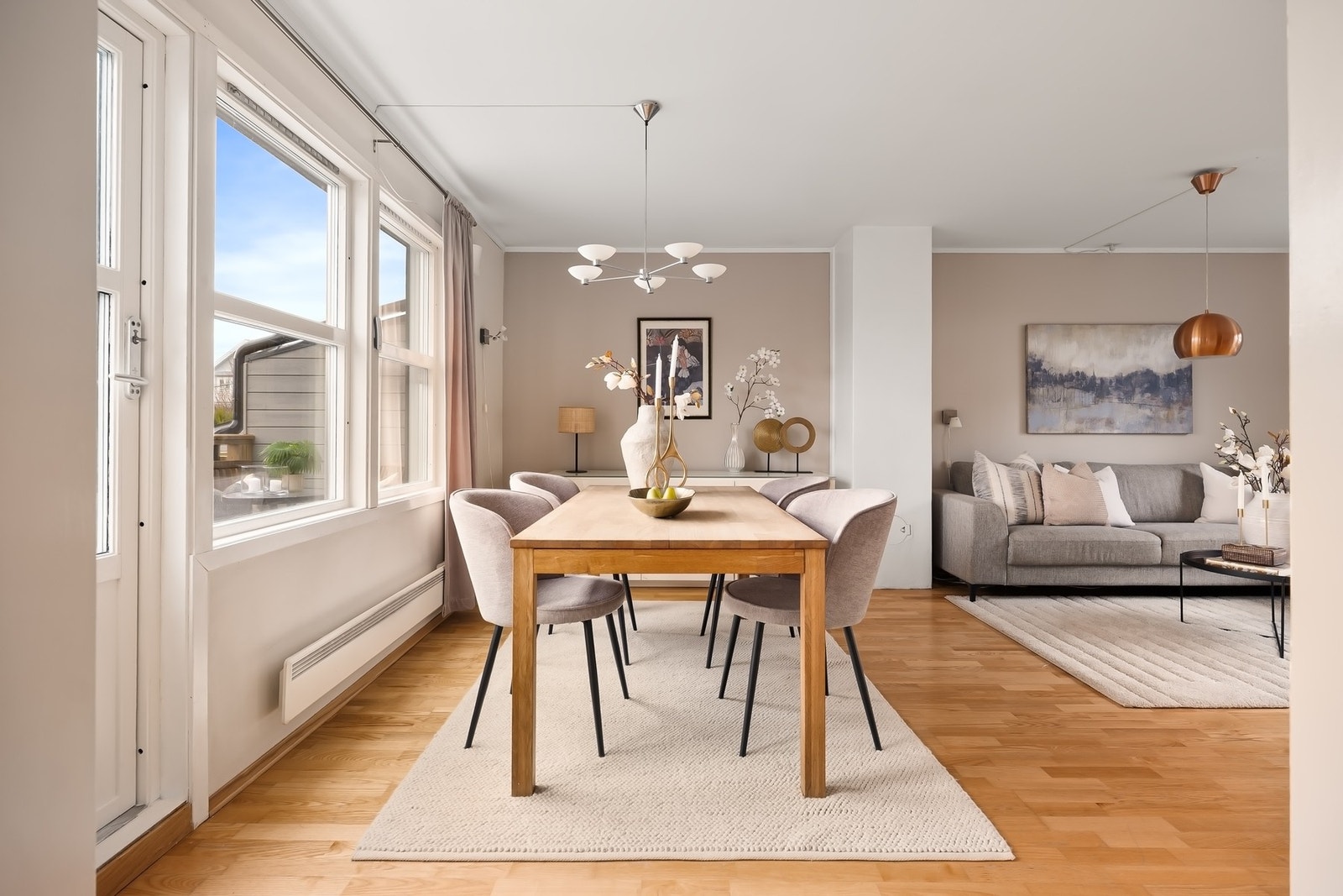 Stor stue med god plass til spisebord og sofa Galleribilde