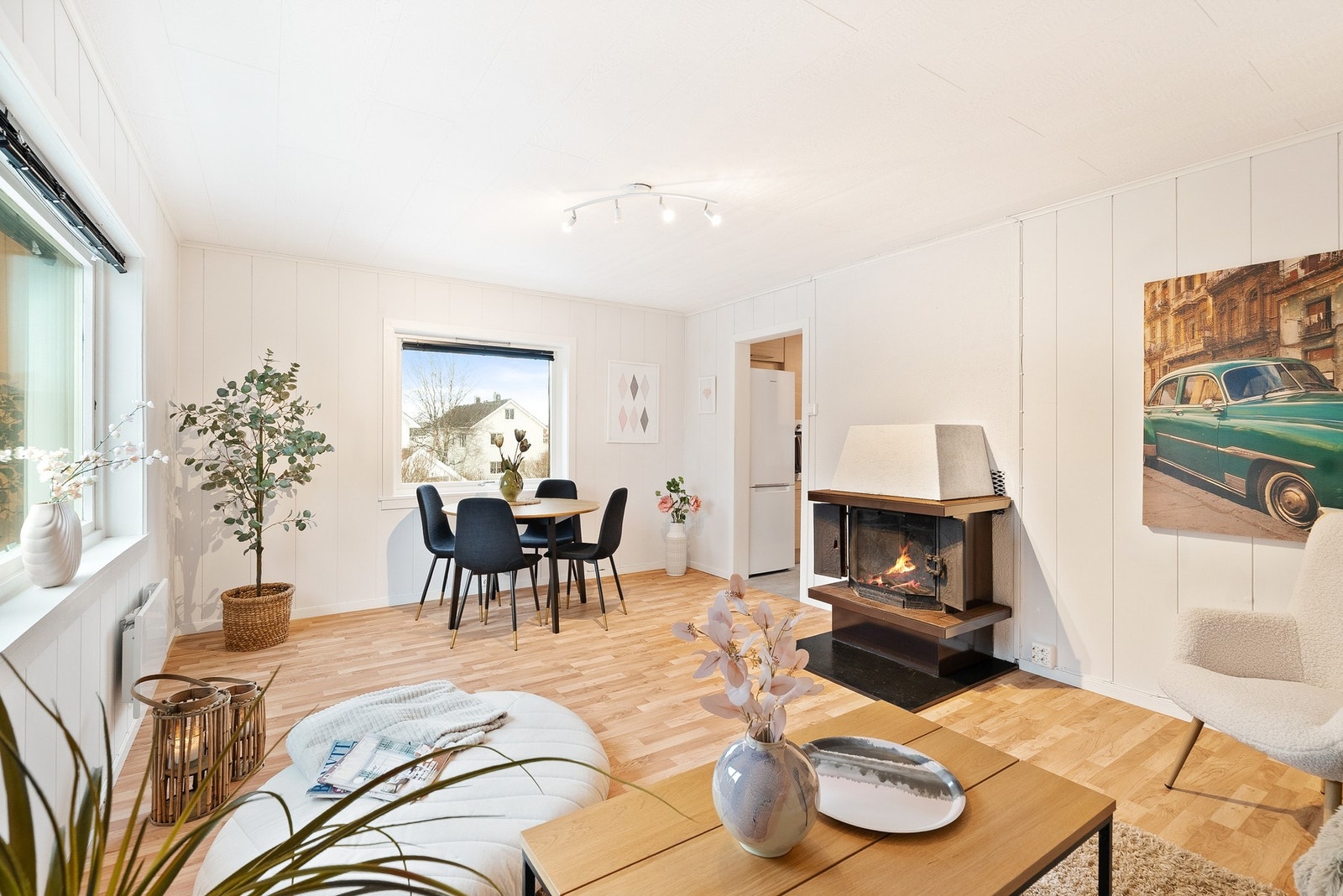Her er det god plass til på møblere med sitte- og spisegruppe. Galleribilde
