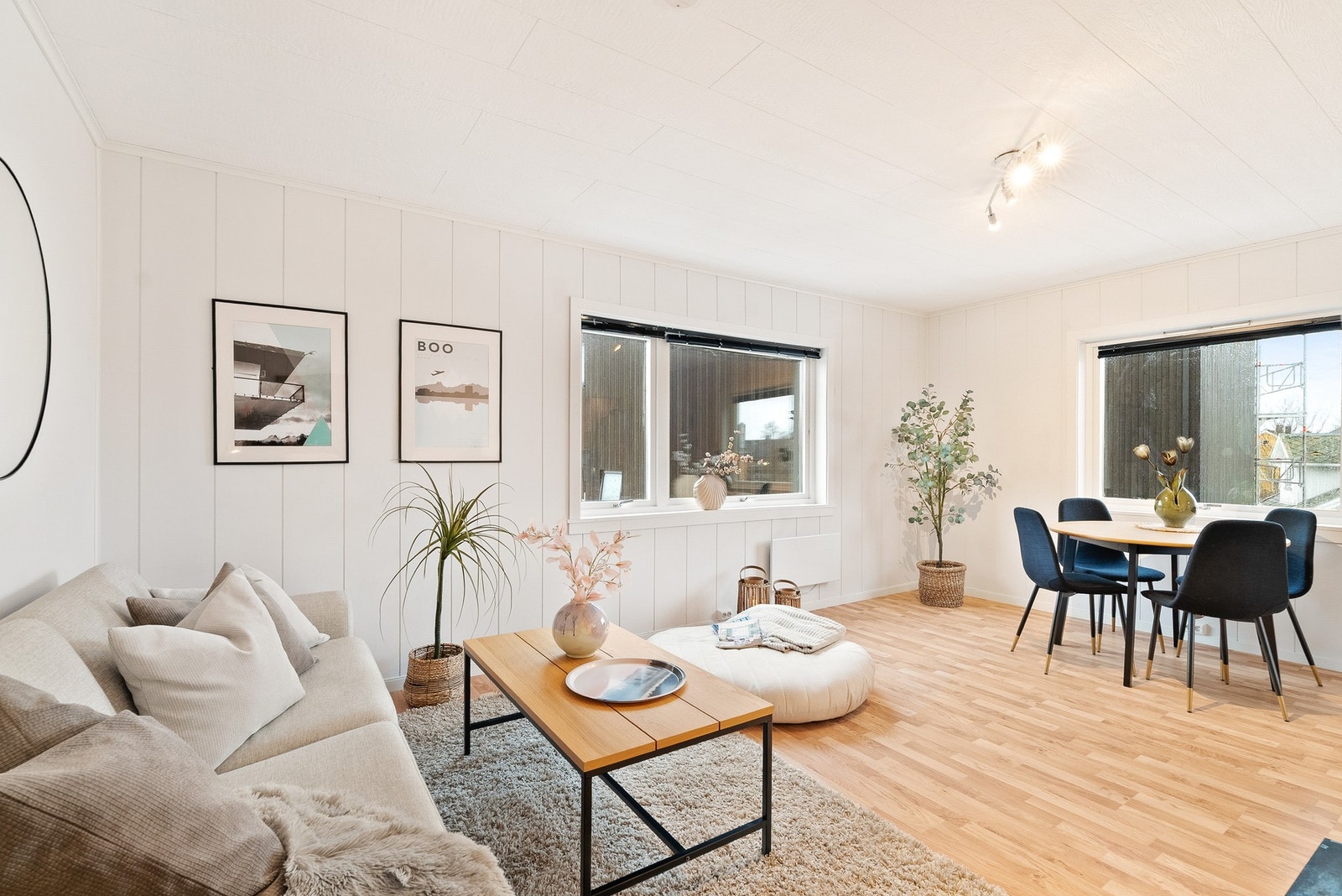 Stue/ spisestue adskilt fra kjøkkenet. Galleribilde