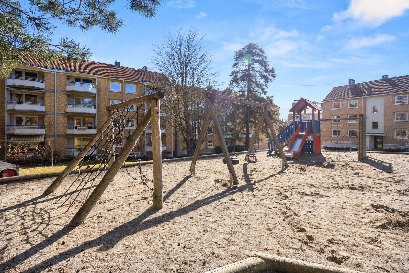 Barnevennlig område med nærmeste barnehage ca. 70 meter fra boligen. Galleribilde