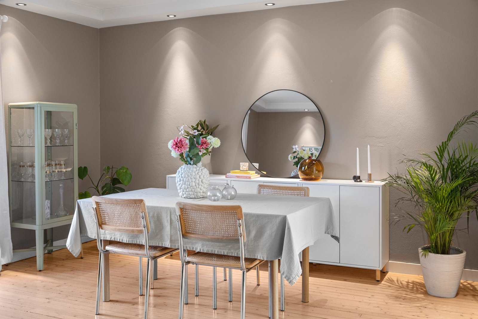 Stuen er romslig og har god plass til spisebord, perfekt for hyggelige sammenkomster. Galleribilde