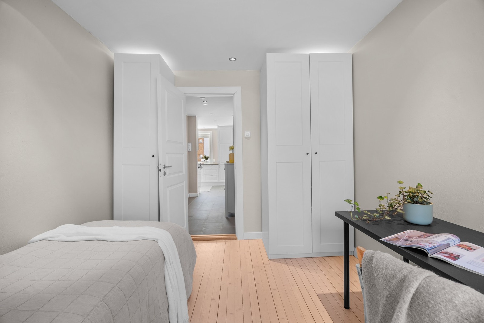 Rommet egner seg godt som gjesterom, kontor eller barnerom, med fleksible bruksmuligheter. Galleribilde