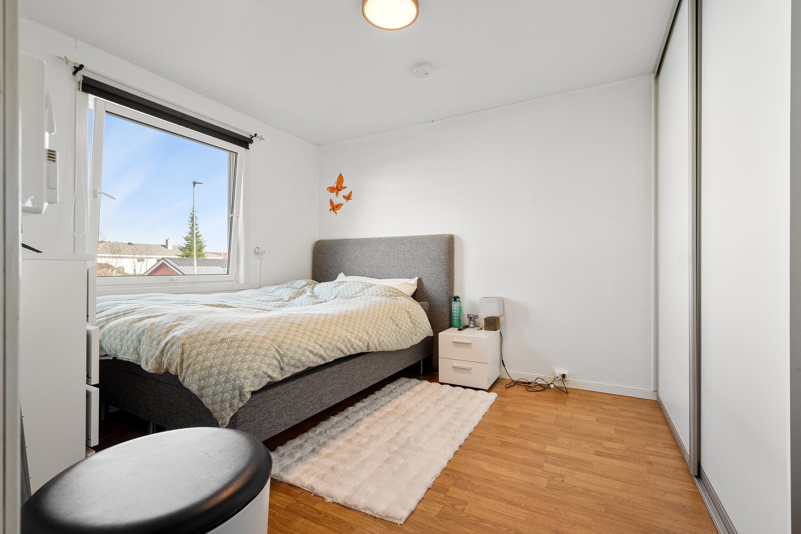 Romslig soverom med innebygd skyvedørsgarderobe Galleribilde
