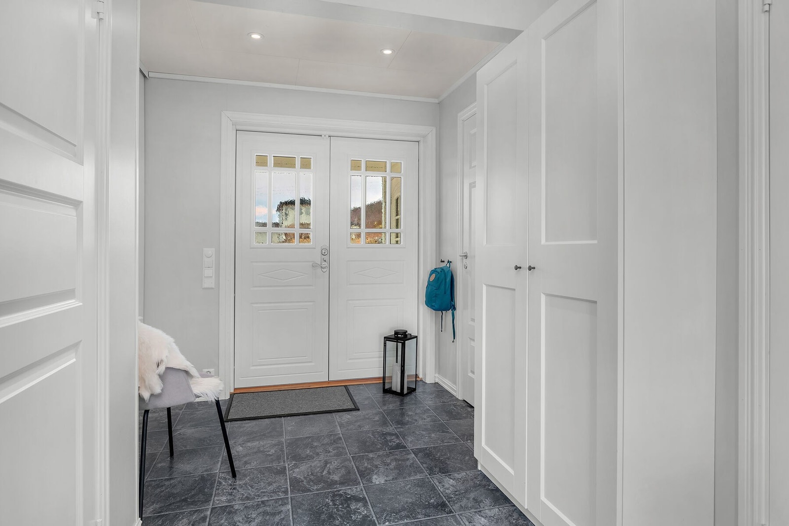 Entréen har dobbeltdør med innfelt glass. Galleribilde