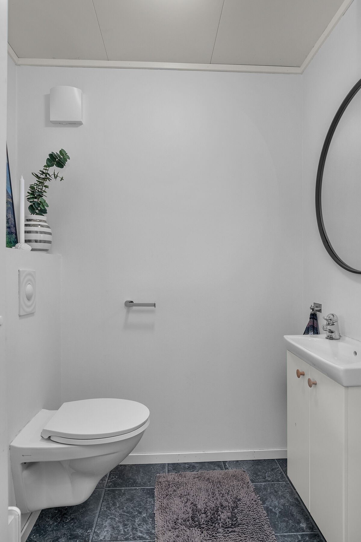 Praktisk WC rom ved entré, med vegghengt toalett og servant. WC-rommet er ikke omsøkt. Galleribilde
