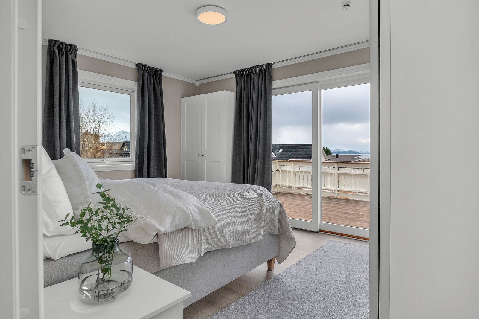 På hovedsoverommet er det flott utsikt og utgang til terrassen. Galleribilde