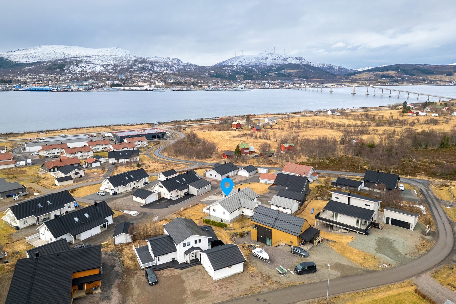 Attraktiv beliggenhet i et rolig boligfelt på Strand sentrum, med gangavstand til bl.a. barnehage, barneskole, dagligvarebutikk og turområder. Galleribilde