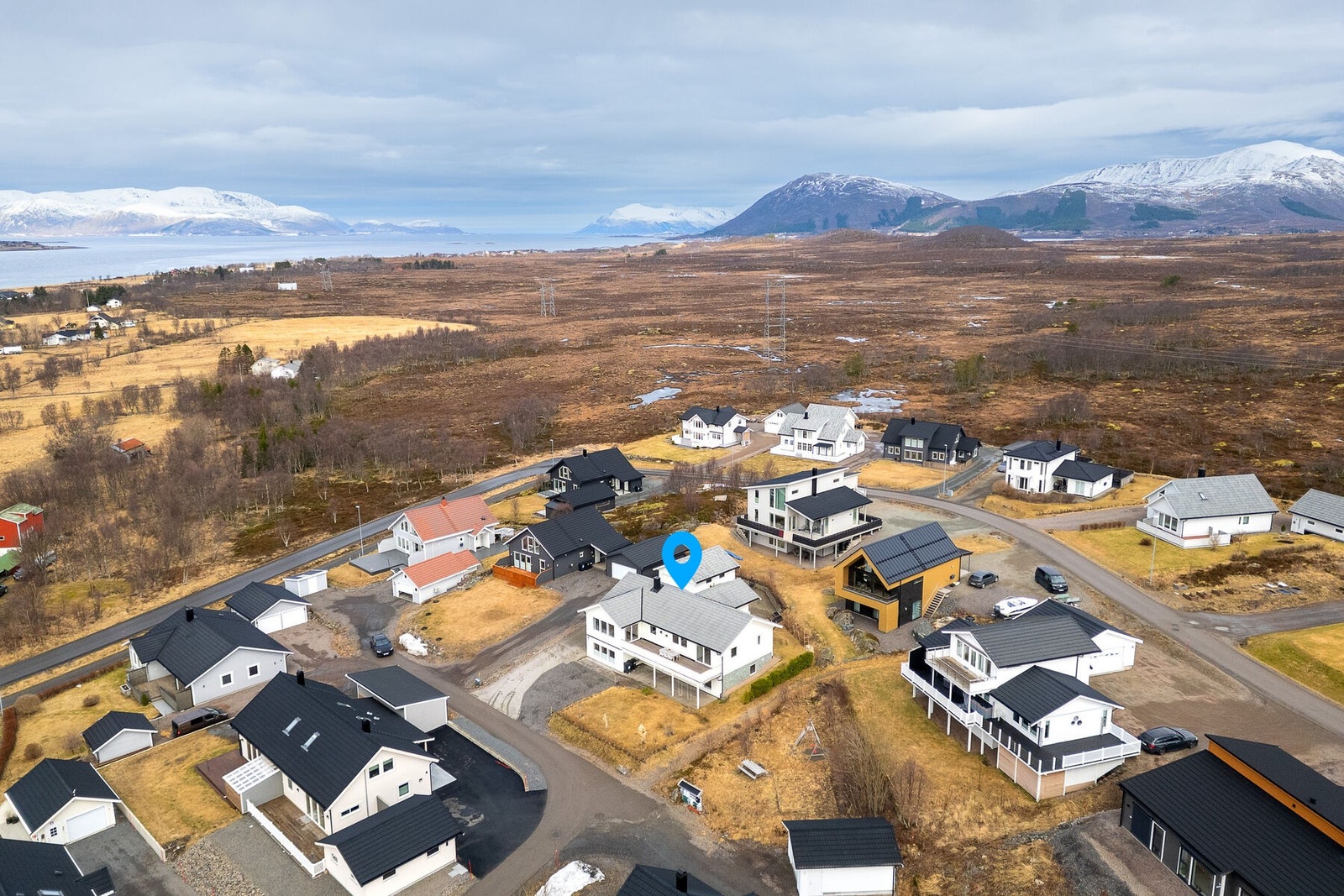Tomten er flott opparbeidet med terrasse, plen, busker og beplantning. Galleribilde