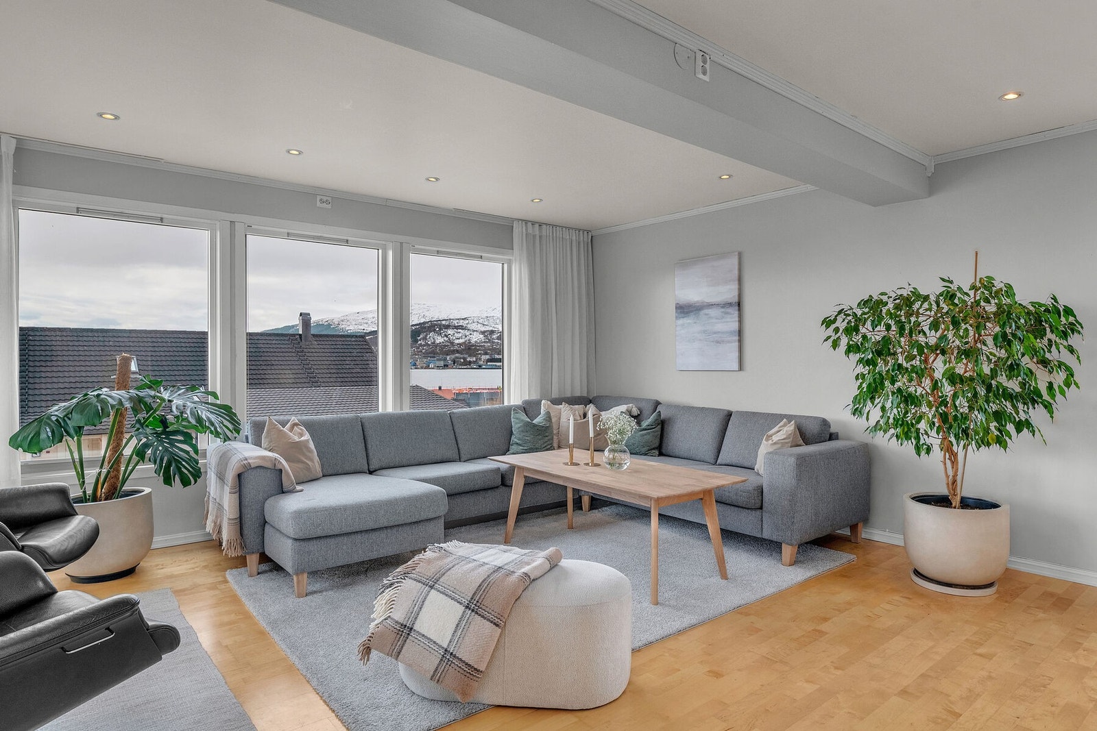 Her får du en lys og innbydende stue med store vindusflater gir fint lysinnslipp, god romfølelse og pent utsyn. Galleribilde