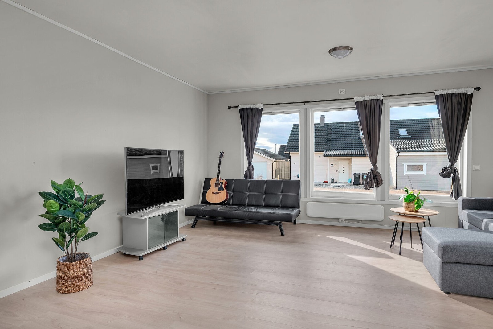 Lys og romslig stue. Galleribilde
