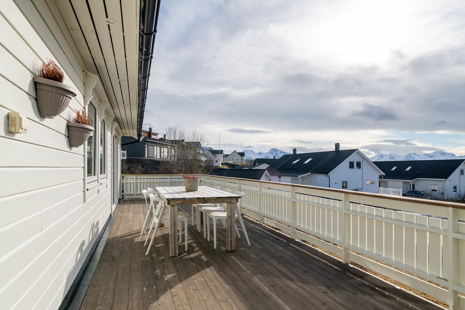 Sørvestvendt terrasse med gode solforhold og plass til både sittegruppe og grill. Galleribilde