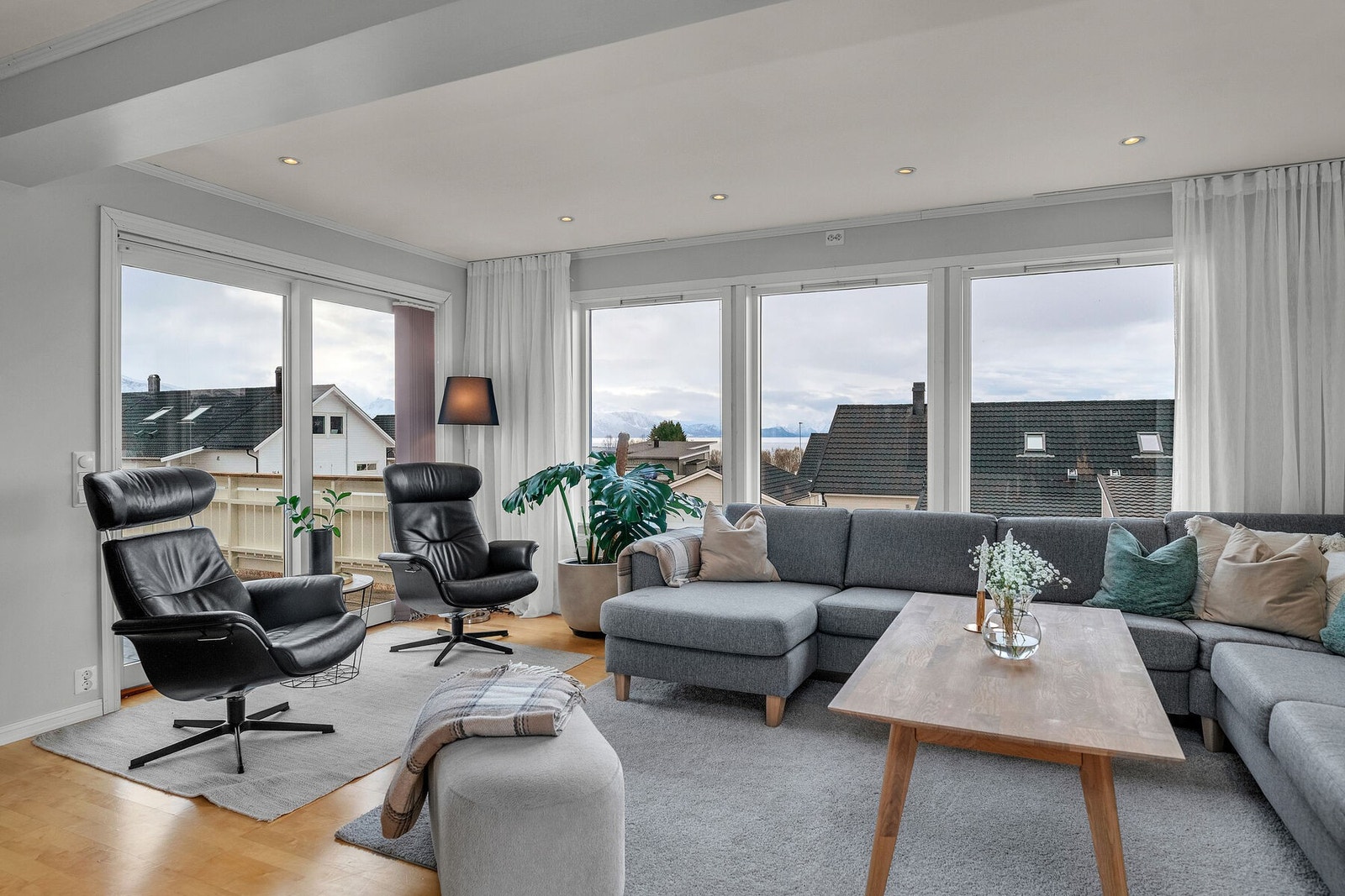 Fra stuen er det skyvedør som leder direkte ut til den solrike terrassen. Galleribilde