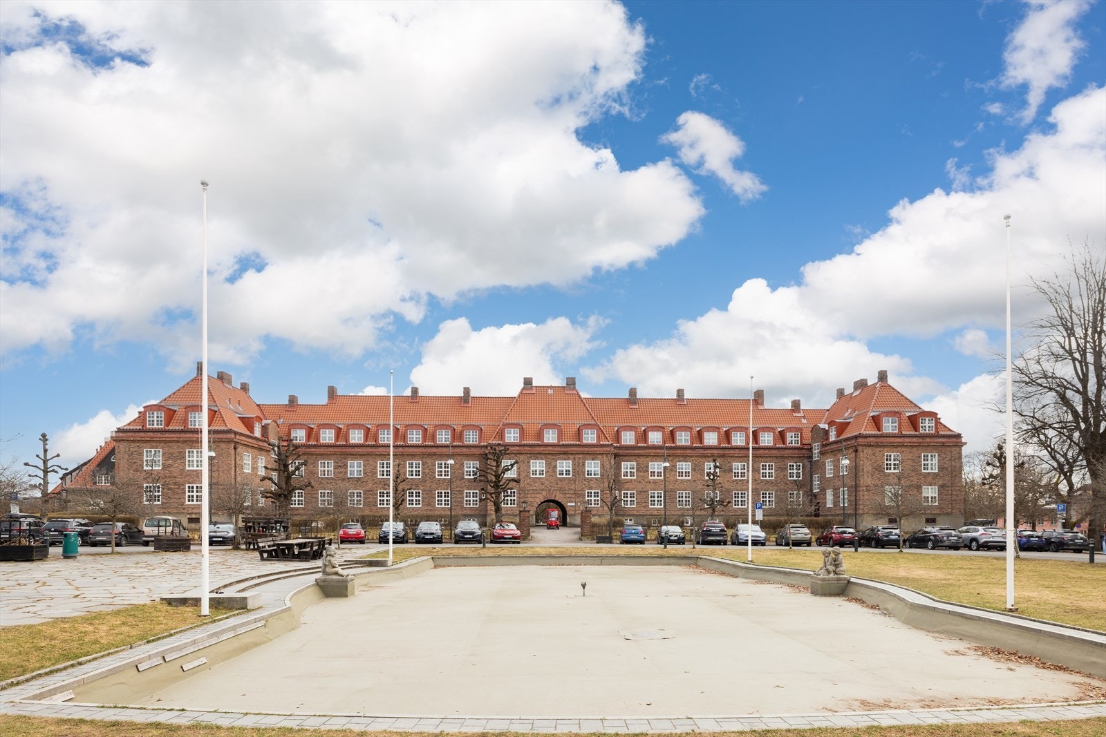 Beliggenheten på Damplassen gir umiddelbar nærhet til blant annet nabolagskafé og bakeri, fontene med hyggelige sitteplasser og grøntareal i Harald Hals' park med tennisbane. Galleribilde
