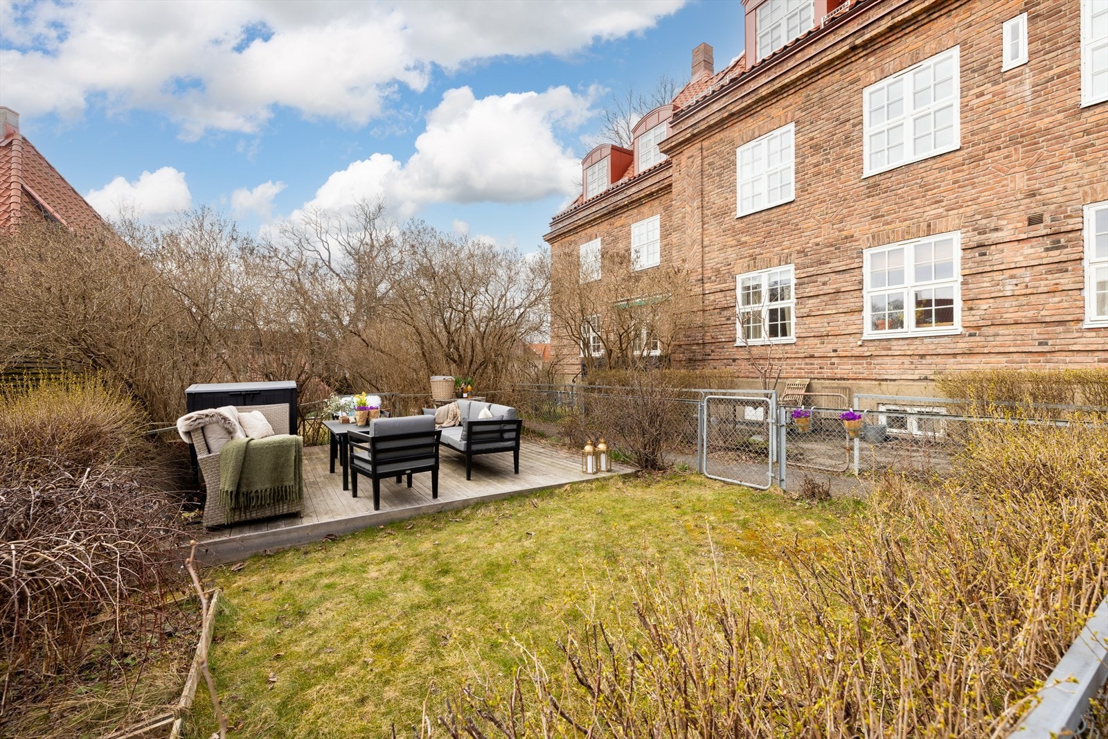 Fra boligen er det enkel adkomst til flott hageparsell med gode solforhold. Galleribilde