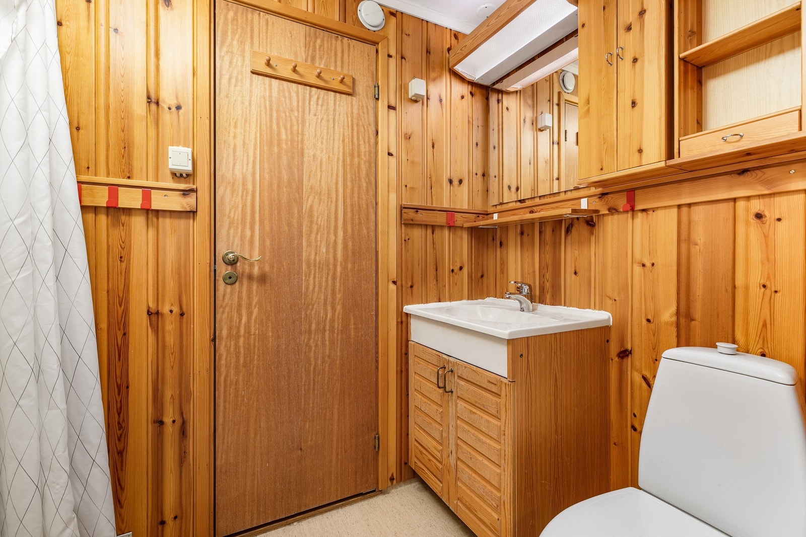 Kjellerens bad er fra ukjent årstall og på bakgrunn av ulike forhold gitt TG 3, noe som betyr at fornyelse/renovering må påregnes. Galleribilde