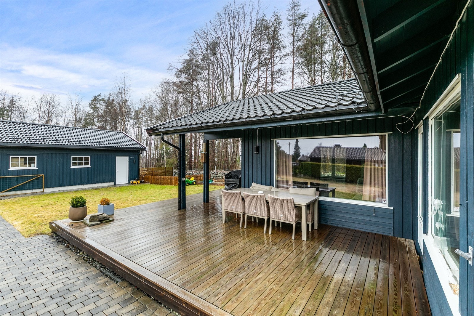 Boligen er malt utvendig i senere år. Utearealene er også vesentlig påkostet, blant annet med ny terrasse og gangvei i belegningsstein. Galleribilde