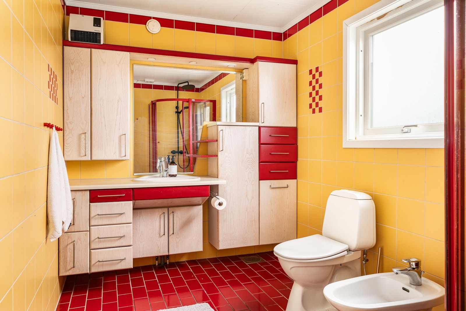 Badet er fra ukjent årstall og på bakgrunn av ulike forhold gitt TG 3, noe som betyr at fornyelse/renovering må påregnes. Varmekabler er defekt. Galleribilde